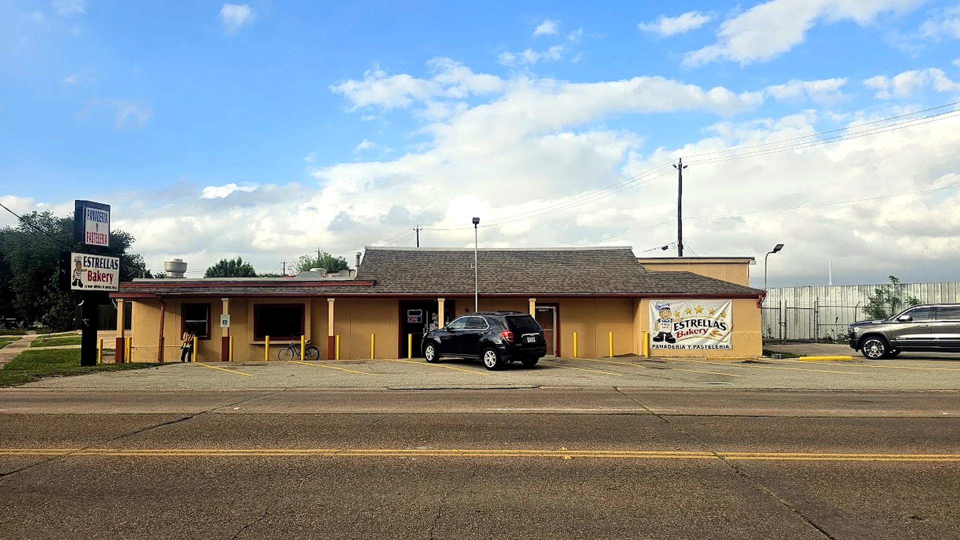 Sucursal remodelada de Estrellas Bakery en Pasadena